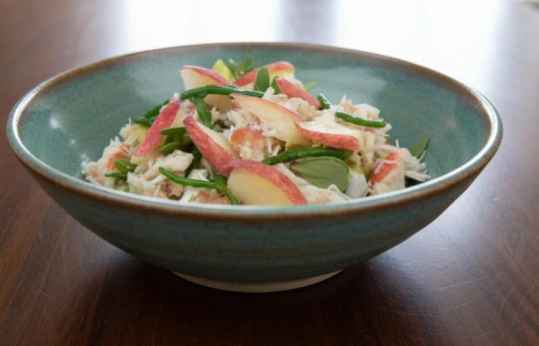 Salade de crabes, salicorne, pourpier, herbes et pêches