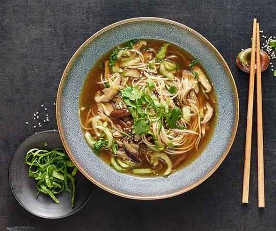 Potage asiatique aux nouilles, porc et crevettes