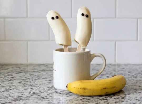 Sucettes fantômes en chocolat blanc