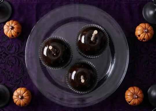 Pommes caramel noires mystérieuses d’Halloween