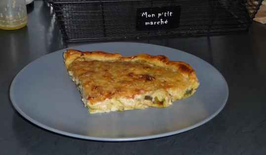 Tarte aux poireaux, crevettes et flétan