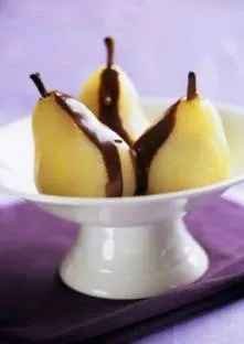 Poires pochées au vin et sauce chocolat