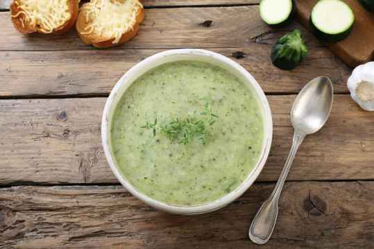 Soupe de pommes de terre-courgettes et roquefort
