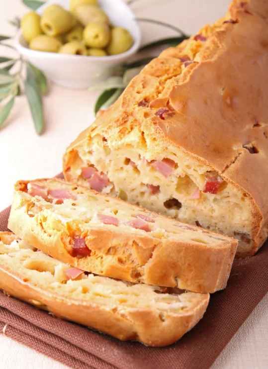 Cake aux olives et au jambon