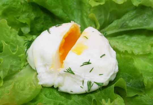 Oeufs pochés dans bouillon de boeuf