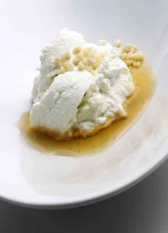 Crème glacée au miel d'acacia et au sirop de lavande