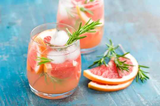 Mocktail pamplemousses, romarin, eau pétillante