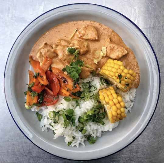 Poulet Matsaman poivrons confits et riz au four