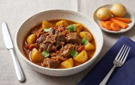 Agneau et pommes de terre en savoureux navarin