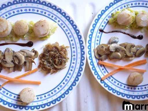Poêlée de Saint-Jacques sur son lit de poireaux avec ses oignons caramélisés et ses champignons
