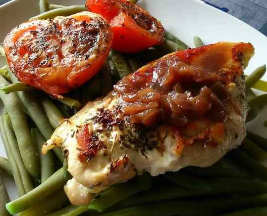 Escalope de dinde au confit d'échalotes