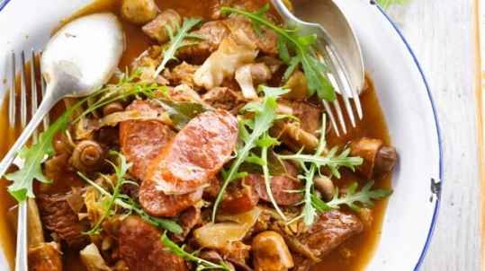Ragoût de chorizo, boeuf et champignons