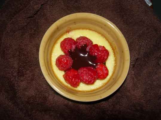 Crème aux oeufs couronnée de framboises et chocolat