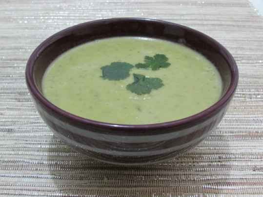 Soupe à la banane, au chou chinois et aux lentilles