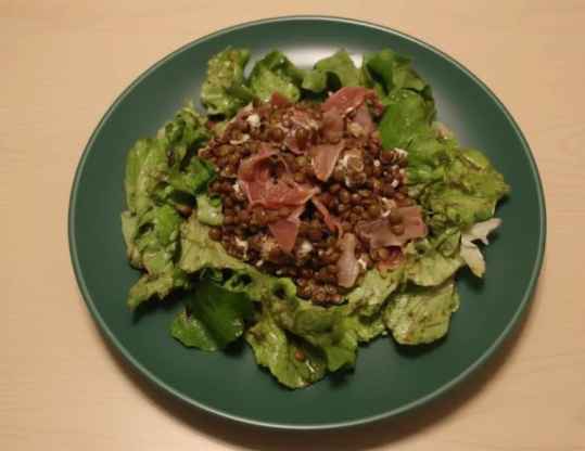 Salade verte et lentilles au jambon cru et chèvre