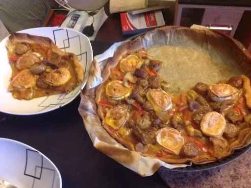 Pizza orient express : saucisses, poivrons, curry
