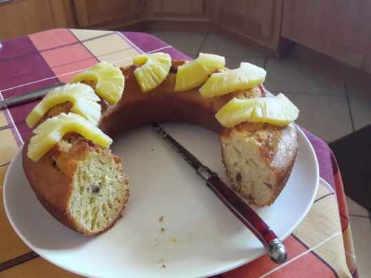 Savarin à l’ananas et aux raisins secs