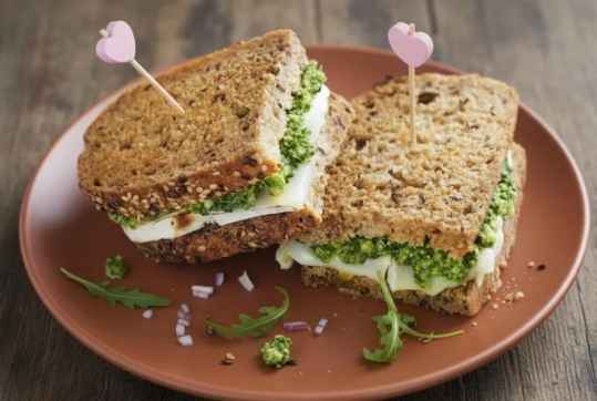Croque-monsieur au rocamadour, pesto de roquette