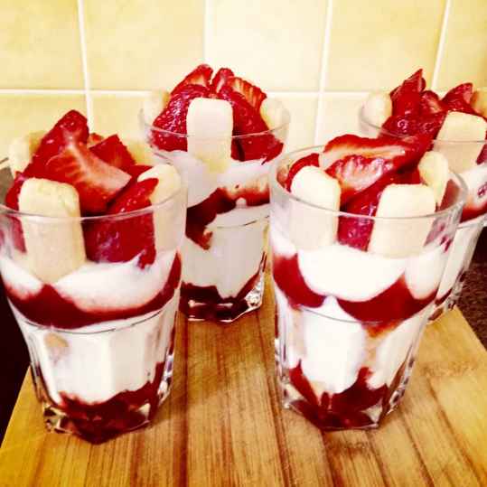 Verrines au fromage blanc au coulis de fruits rouges, fraises et biscuits à la cuillère