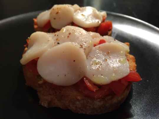 Tartine de tomates et de saint jacques