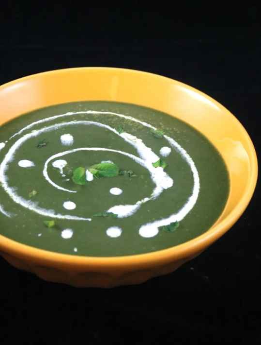 Velouté vert de printemps, petits pois, épinards et menthe
