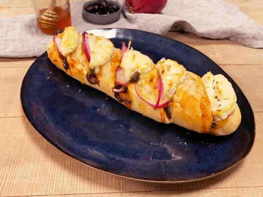 Baguette apéro chèvre, miel et oignons rouges