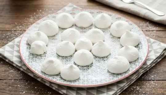 Petites meringues blanches