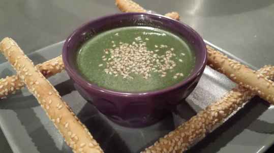 Velouté d'épinards au lait de coco, sésame et gingembre