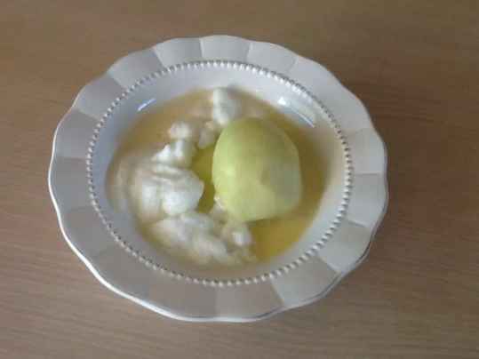 Pommes sur île flottante