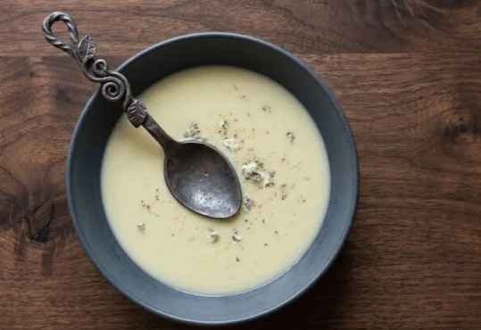 Velouté crémeux de céleri-rave et Fourme d'Ambert