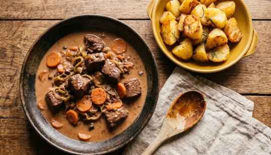 Goulash de Chevreuil Fondant au Vin Rouge et Crème