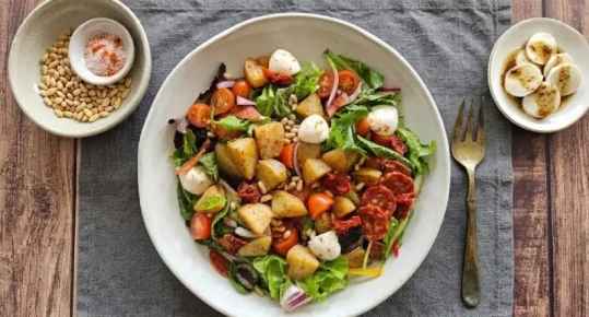 Salade tiède méditerranéenne au chorizo et mozzarella
