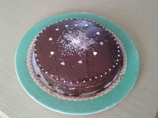 Gâteau de savoie fourré à la crème patissière et glacé au chocolat