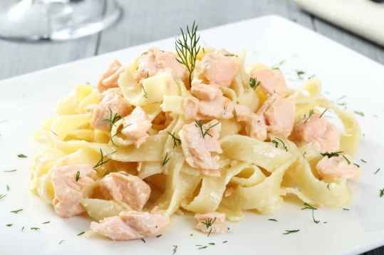 Tagliatelles froides au saumon et à la feta