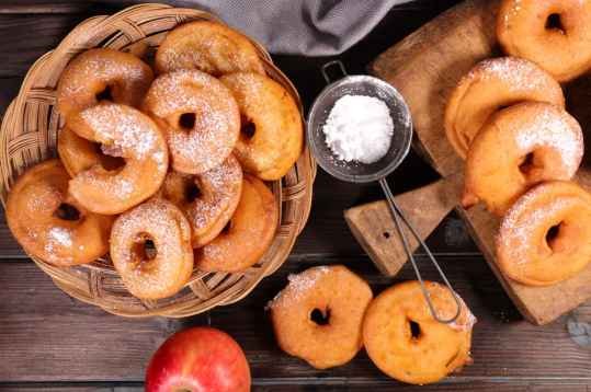 Beignets aux pommes et coulis à l'abricot