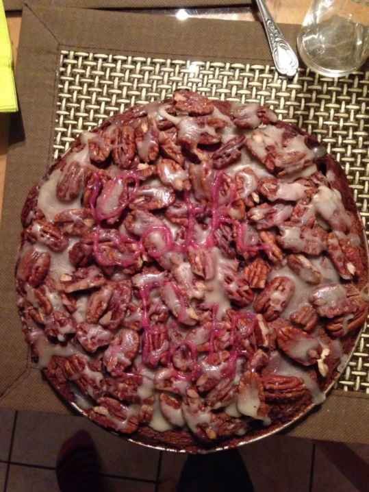 Gâteau-tarte au chocolat, noix de pécan caramélisées au beurre salé