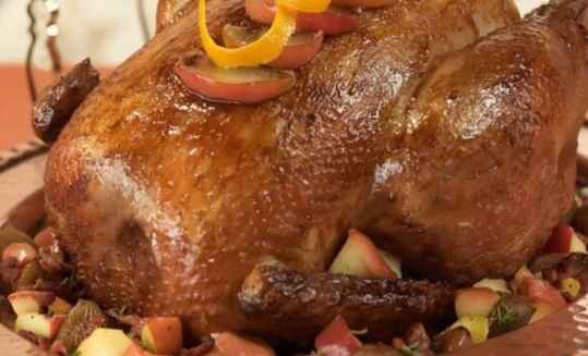 Dinde de Noël farcie au foie gras et aux pommes