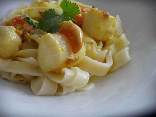 Tagliatelles aux noix de Saint-Jacques et curcuma