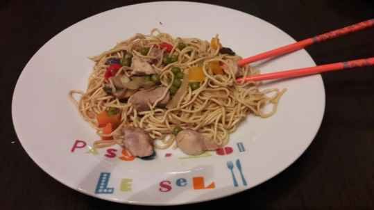 Porc sauté aux nouilles chinoises, cuisson au wok