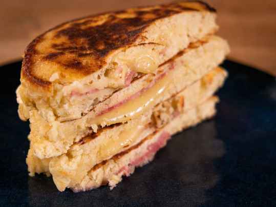 Pancakes fourrés au jambon et fromage raclette