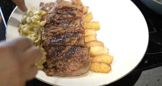 Entrecôte flageolets et pommes