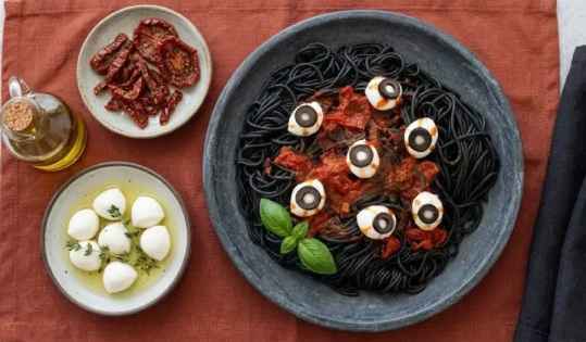 Pâtes noires, yeux rouges : le plat d’Halloween