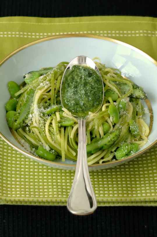 Divins spaghetti aux asperges, fèves et pois gourmands