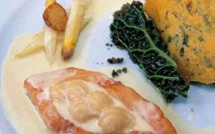 Radeau de saumon et de Saint-Jacques aux asperges meunières, ragoût de barbes à la Fourme dAmbert