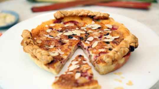 Tarte maison aux fraises et rhubarbe