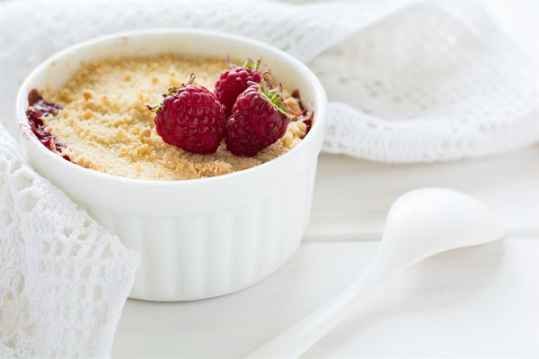 Crumble express aux framboises et au chocolat