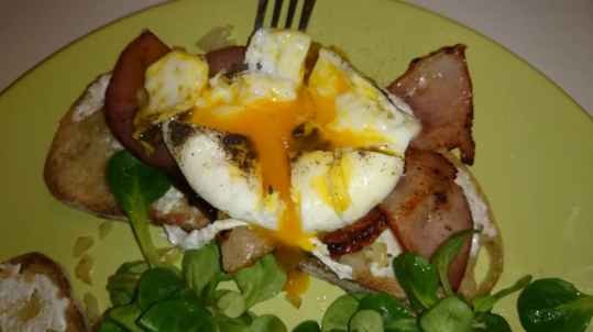 Oeuf poché sur son nid gourmand