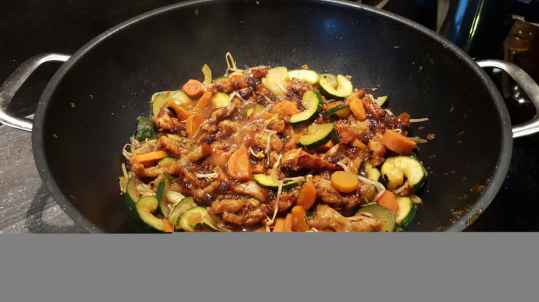 Plat de poulet, courgettes et vermicelles de riz au citron vert et à la menthe cuit à la poêle
