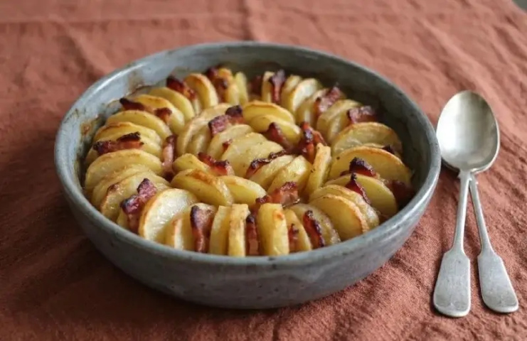 Pommes boulangères fondantes au lard et aux oignons
