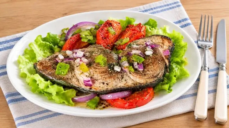 Darne de thon poêlée aux petits légumes